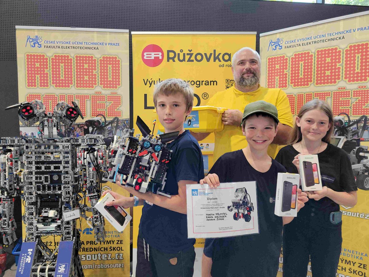 CVUTFEL's tweet photo. 🤖Superfinále Robosoutěže pro žákovské týmy pořádané @CONTROL_FEL ovládl tým Havárie z Technecia Pardubice. 👏 Jeho "pingpongový" Lego robot v souboji během @MakerFaireCZ zvítězil nad robotem týmu Labužníci z pražské ZŠ Klíček.
👉https://t.co/P4tcBo3VT2
📷Robosoutěž
#cvutpraha https://t.co/CgKsUtQIRd