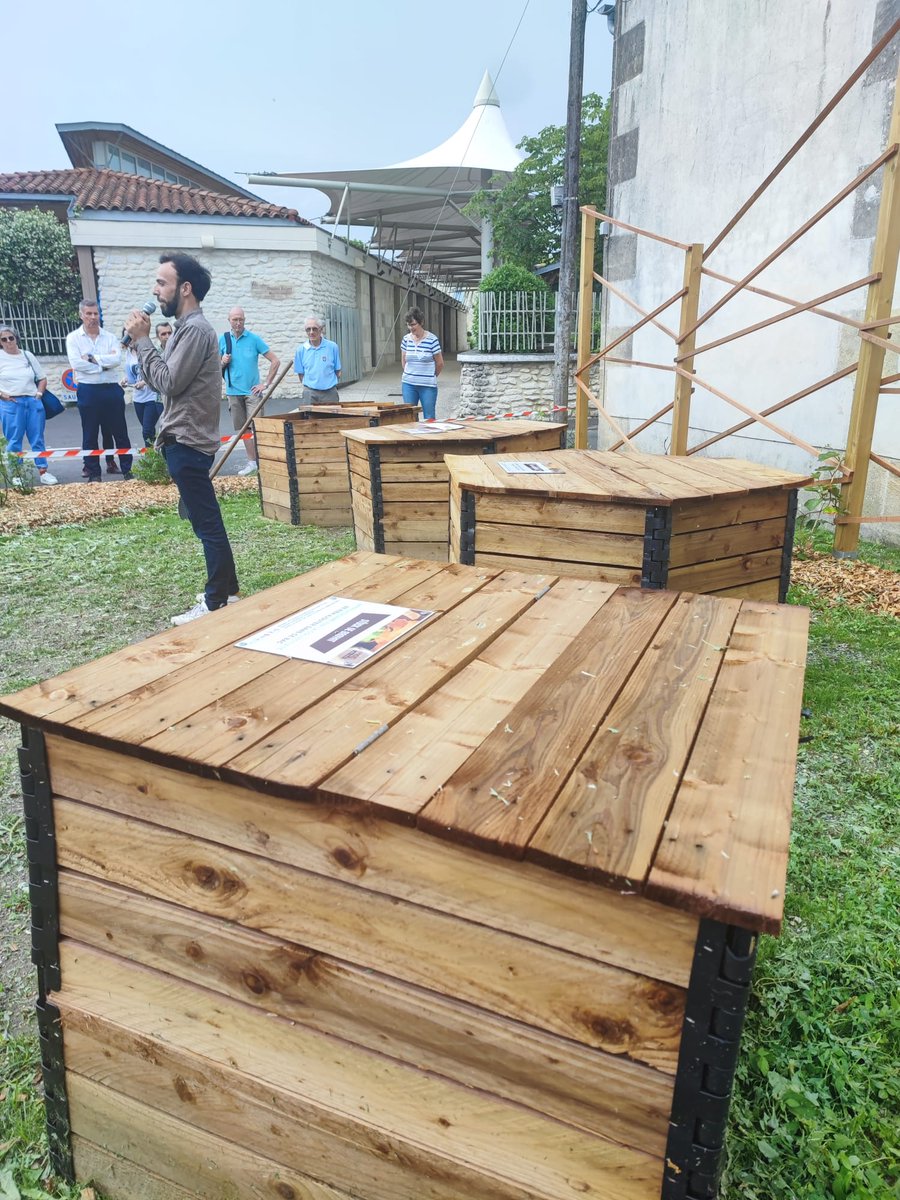 ademe_NA's tweet photo. Compostage partagé, quelle bonne idée.
avec une crèche 👶
des habitants en immeuble 🏘️
à @GrandCognac
#tribio pour le tri à la source des biodéchets 🌱 https://t.co/uI6vbhnSLC