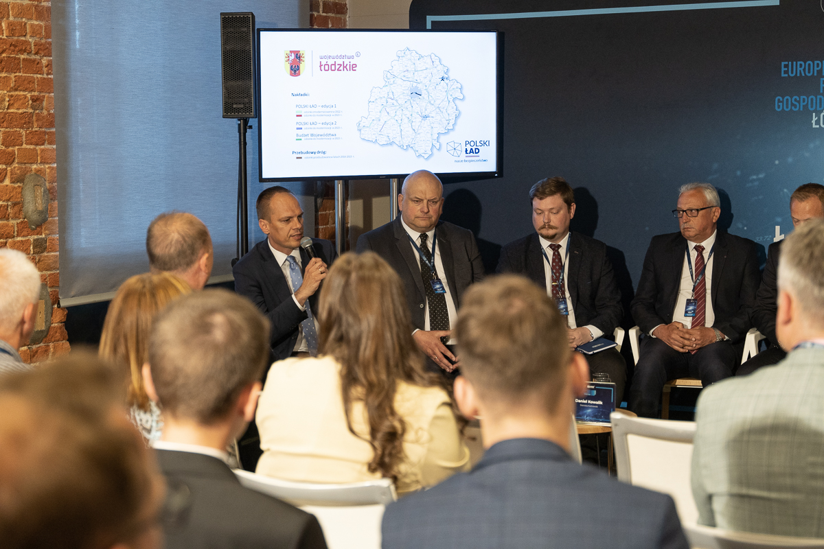 MI_GOV_PL's tweet photo. 👤Wiceminister @WeberRafal uczestniczył w XVI Europejskim Forum Gospodarczym – Łódzkie 2023.

ℹ️W trakcie debaty przypomniał o programach rządowych, dzięki którym #ŁączymyPolskę. To #RPBDK, #RFRD i #100Obwodnic. https://t.co/S427LwVvXG