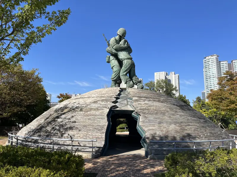 Get the chance to immerse yourself in Korean culture by exploring the study abroad programs on our website!
If you have no idea how to start planning your journey, take a look at our latest blog post here ➜ studyabroad101.com/.../learn-kore…
#abroad101 #studyabroad #travel #studentlife