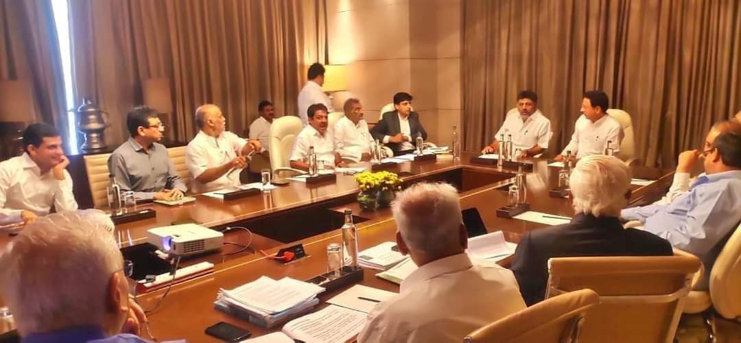 RuralMorcha's tweet photo. ಇದು ಸರ್ಕಾರದ ಸಭೆಯೇ ಅಥವಾ ಪಕ್ಷದ ಸಭೆಯೇ ??
ಸರ್ಕಾರದ ಸಭೆಯಾದರೆ ಕಾಂಗ್ರೆಸ್ ರಾಜ್ಯ ಉಸ್ತುವಾರಿ ರಣದೀಪ್ ಸುರ್ಜೇವಾಲರಿಗೆ ಇಲ್ಲಿ ಏನು ಕೆಲಸ ??
ಪಕ್ಷದ ಸಭೆಯಾದರೆ ಬಿಬಿಎಂಪಿ ಅಧಿಕಾರಿಗಳಿಗೆ ಇಲ್ಲಿ ಏನು ಕೆಲಸ ??@keshavaprasadsg @SujataPadhyBJP @blsanthosh #HitlerSarkara #conditionsapply https://t.co/r2qTa9PbEx