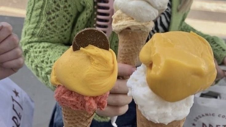 Ice cream dates on hot summer days 🍨