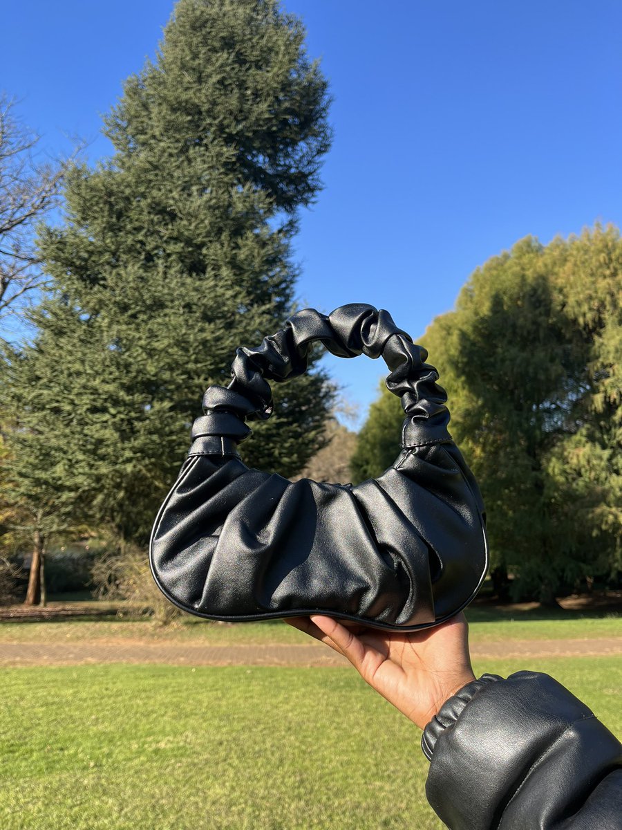 Bagaura_za's tweet photo. For the beautiful you. 

Available for R320

- FREE delivery via Paxj 
- R50 delivery via PostNet 

#drbags #bagaura #handbags #SmallBusiness #supportsmallbusiness #GirlTalkZA https://t.co/knAABsprQZ