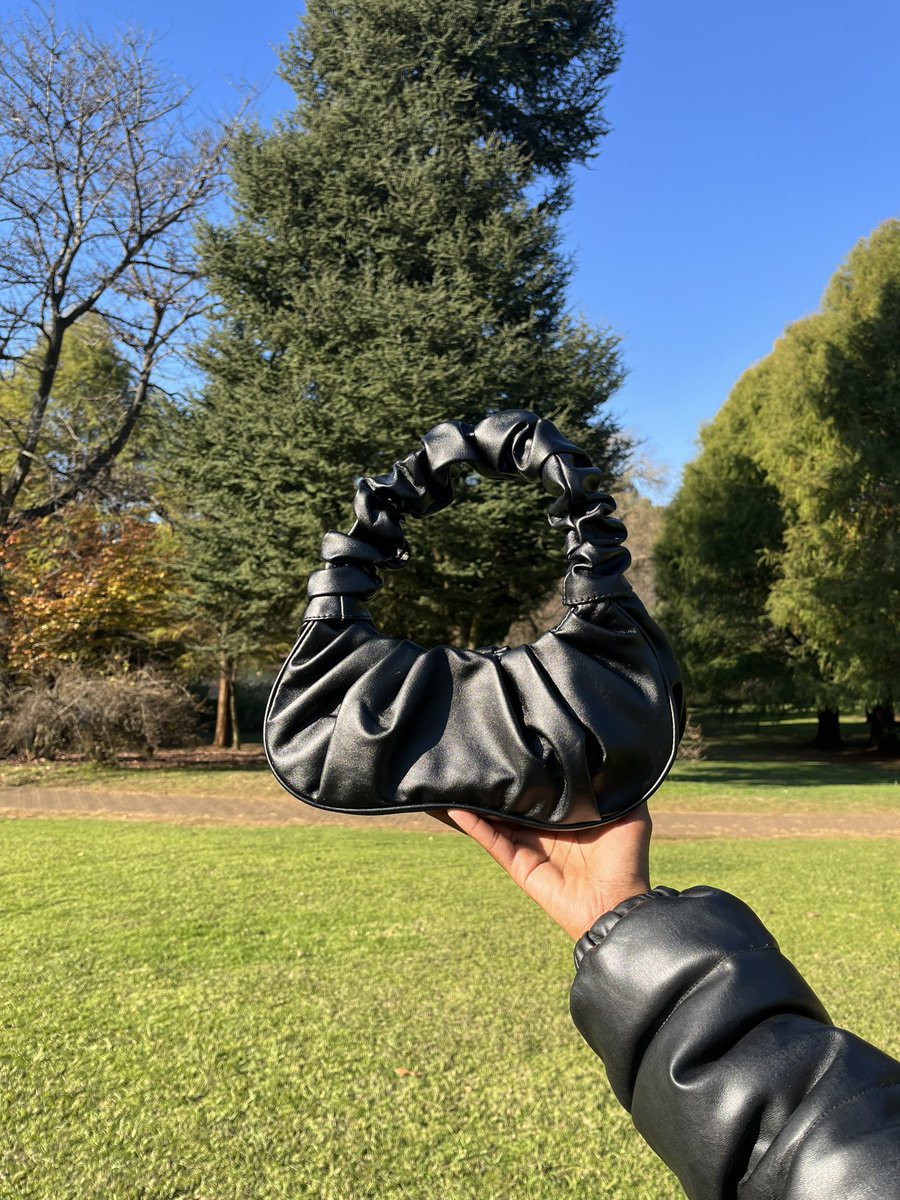 Bagaura_za's tweet photo. For the beautiful you. 

Available for R320

- FREE delivery via Paxj 
- R50 delivery via PostNet 

#drbags #bagaura #handbags #SmallBusiness #supportsmallbusiness #GirlTalkZA https://t.co/knAABsprQZ