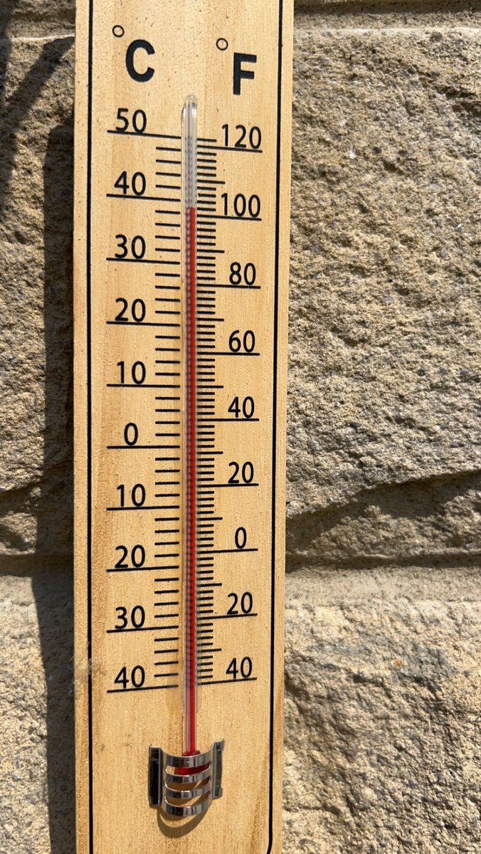 123laurac's tweet photo. It’s a hot one!! @bbcweather #wilsden #Bradford #YORKSHIRE #weather https://t.co/1msF1cg36b
