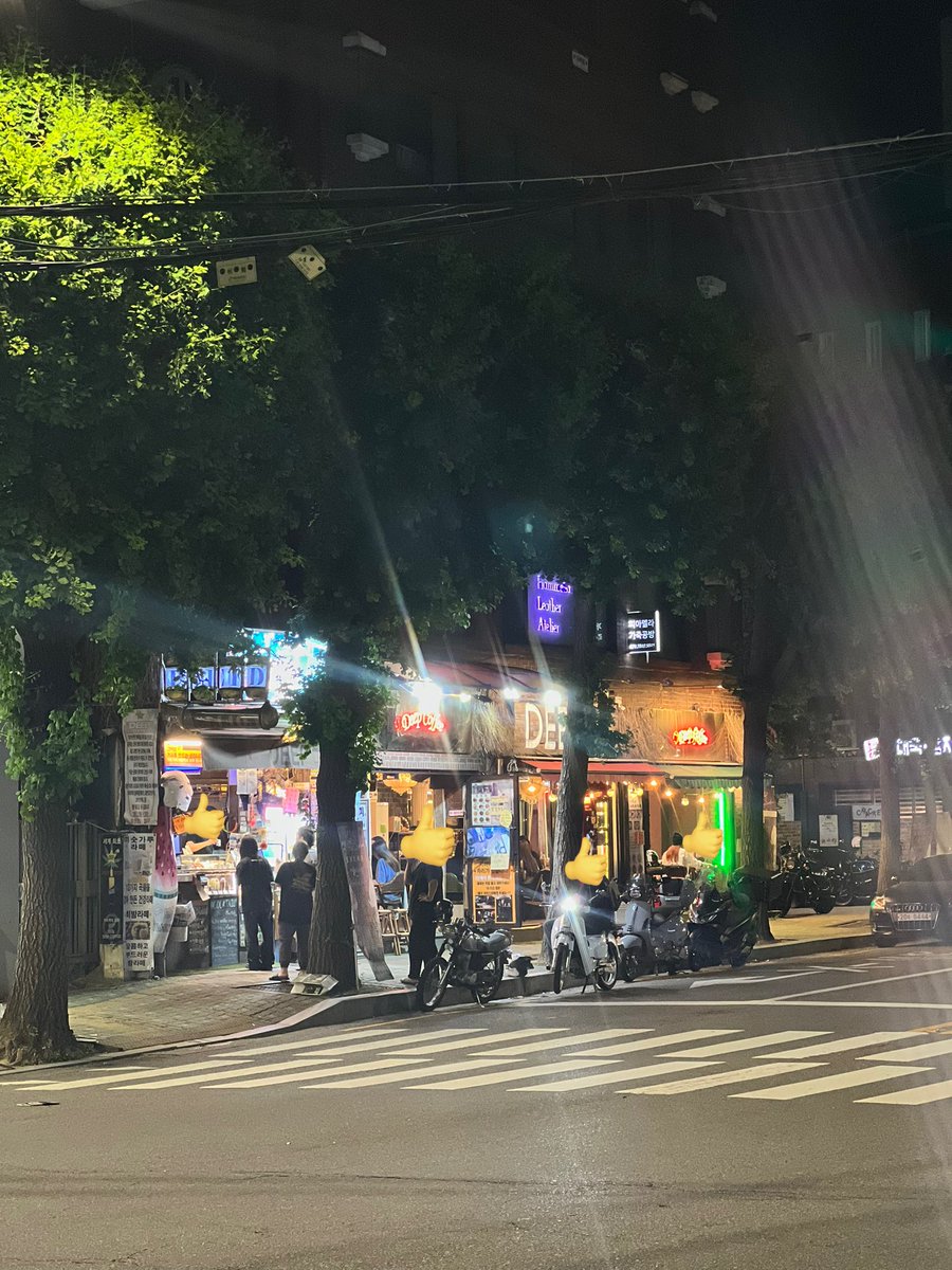 핸드폰 카메라 유리가 깨진 자의 사진.. 예쁘게 깨져서 다행이긴 한데 거슬림니다