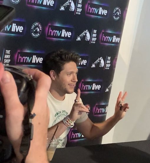 Niall Horan cada vez está teniendo más pulseras hechas por las fans 🤍