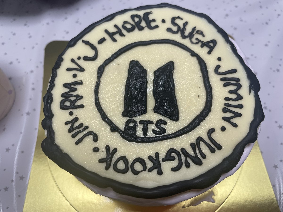 j_____hope__'s tweet photo. バンタン10周年のお祝いさ持ち寄りで💜
バンタンのクイズ大会も開催。　
イントロクイズでは
「わかるけどタイトルが出ないからみんなで合唱🤣」　
23時近くまで大盛り上がり。　
＃栃木ARMY ＃アミ会 #BTS10thYearAnniversary https://t.co/XDxK3lOlxa
