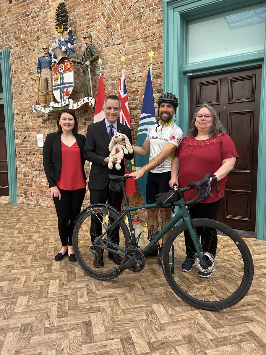 _MarkSutcliffe's tweet image. Ce matin #613Day, Jonathan Allenger est passé me voir. Il m'a dit que les personnes atteintes de SP vivent dans l'incertitude et qu'elles changent parfois leurs plans et en font moins. En traversant le pays à vélo #JourneyWithJonathan, il nous montre qu'il est possible de faire