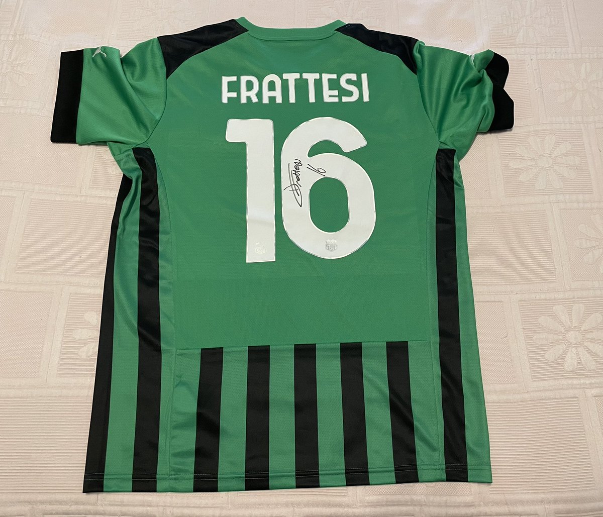 maurizio9393's tweet photo. Voglio ringraziare @StarcksOfficial che mi ha dato l’opportunità di avere la maglia autografata di #Frattesi 🚀🔥💎
@SassuoloUS 🚀🔥💎

#Frattesi #Sassuolo #Calcio #SerieATIM #SeriaA #football #starcks https://t.co/JZX9TCHWV9