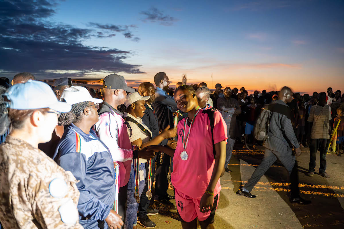 If unity breeds harmony and sports unite, it could be that #PeaceBegins with foot- & volleyball. Judging from the cheers of the 1000s in attendance when #UNMISS organized a couple of such games in Bentiu, #SouthSudan, perhaps. Read & rejoice: bit.ly/4635tMy #PK75 #A4P