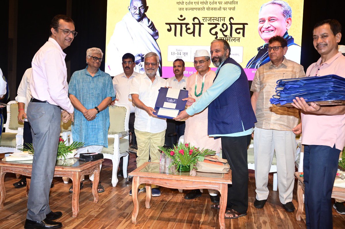 drcpjoshi's tweet photo. आज शांति और अहिंसा निदेशालय जयपुर के तत्वावधान में आयोजित राजस्थान गांधी दर्शन सम्मेलन में शामिल हुआ।
इस अवसर पर सत्य व अहिंसा के मार्ग पर चलने की महात्मा गांधी जी द्वारा दी गई प्रेरणा के साथ विभिन्न जनकल्याणकारी योजनाओं पर चर्चा की। https://t.co/xAZTAo22rx