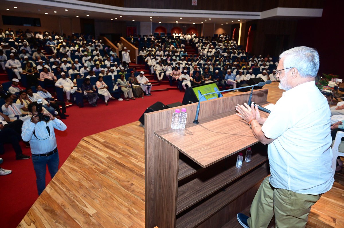 drcpjoshi's tweet photo. आज शांति और अहिंसा निदेशालय जयपुर के तत्वावधान में आयोजित राजस्थान गांधी दर्शन सम्मेलन में शामिल हुआ।
इस अवसर पर सत्य व अहिंसा के मार्ग पर चलने की महात्मा गांधी जी द्वारा दी गई प्रेरणा के साथ विभिन्न जनकल्याणकारी योजनाओं पर चर्चा की। https://t.co/xAZTAo22rx