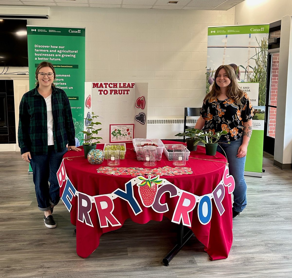 AAFC_Canada's tweet photo. Last week, our #GCAggie colleagues set up a variety of science displays at the AgZone event with @NSAgriculture Students got the chance to test the microscope and learn more on #CdnAg research in Nova Scotia. 🔬#ScienceGrowsOn https://t.co/pF1TDBSvvJ
