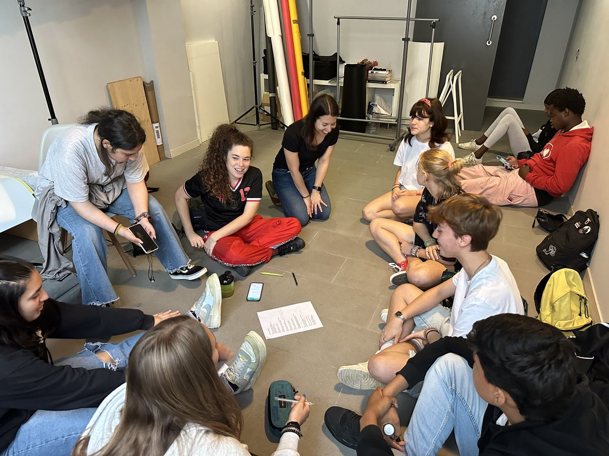 ICIPeace's tweet photo. Aquest dimarts l’alumnat de l’@insbrugulat de Banyoles s’ha desplaçat fins a Sabadell per enregistrar la cançó amb la que van guanyar la setena edició del concurs #HipHopPau de l’ICIP🎶 https://t.co/0eb0mElgzn