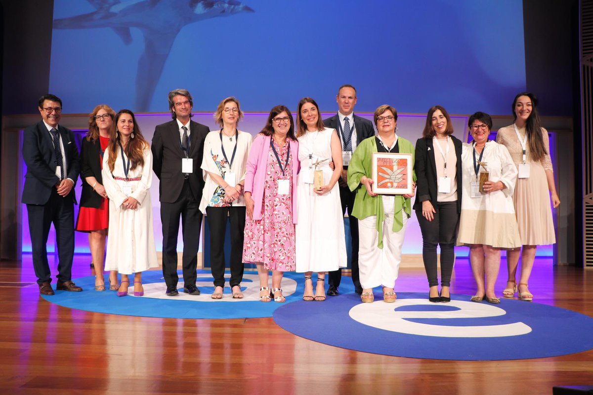 He participado en  #ForoPremiosAE entregando uno de los premios. Un espacio de debate sobre los retos de lo sociosanitario, hablar de Salud no de Sanidad y atender a las personas, humanizando el proceso.