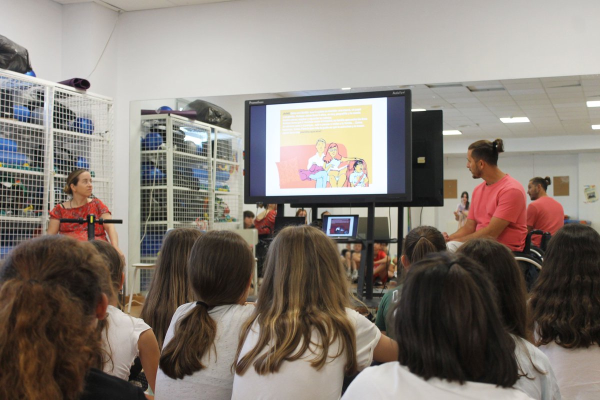 ColeEstudiantes's tweet photo. Los alumnos de 5º de Primaria conocen más acerca de la #LesiónMedular en una charla impartida por representantes de @aspaym_madrid donde, además, profundizan ideas claves sobre #seguridadvial y #prevencióndeaccidentes.

#SemanaDAS https://t.co/qyxohWrG2m