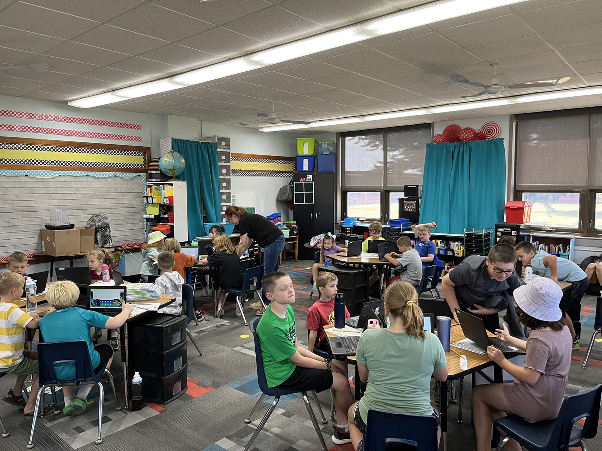 AmandaFoxSTEM's tweet photo. Had an amazing first day with students teaching animation with @CanvaEdu!
@STEAMPunksEdu is in full swing this week in Illinois! #teachergoals #steampunksedu https://t.co/oA6nBLegRT