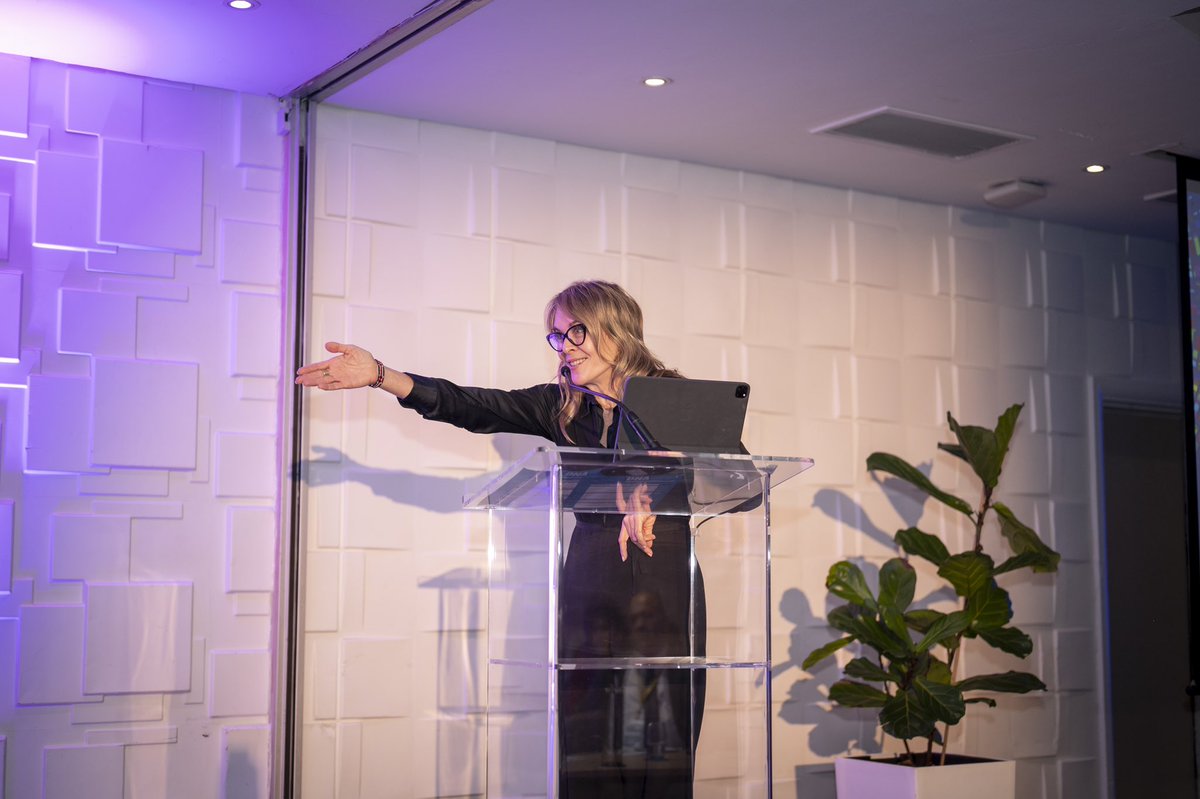 DNAforAfrica's tweet photo. Our third panel unpacks effective communication of scientific evidence ⌨️ 
Dr Vanessa Lynch from @dnaforafrica moderates. An influential woman in STEM, she has worked with governments in changing policy. 

#3FDNAS #STEM https://t.co/FWMxkX4tNT