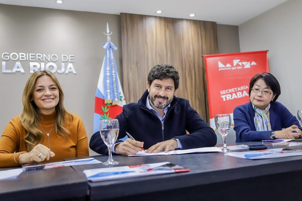 SecTrabajoAR's tweet photo. 📍 #LaRioja

La subsecretaria de Políticas de Inclusión, @crosscecilia, entregó certificados a promotoras y promotores territoriales de infancias libres de trabajo infantil en el marco del Programa de Fortalecimiento Federal para la Erradicación del Trabajo Infantil del #MTEySS👏 https://t.co/nQlay94mS2