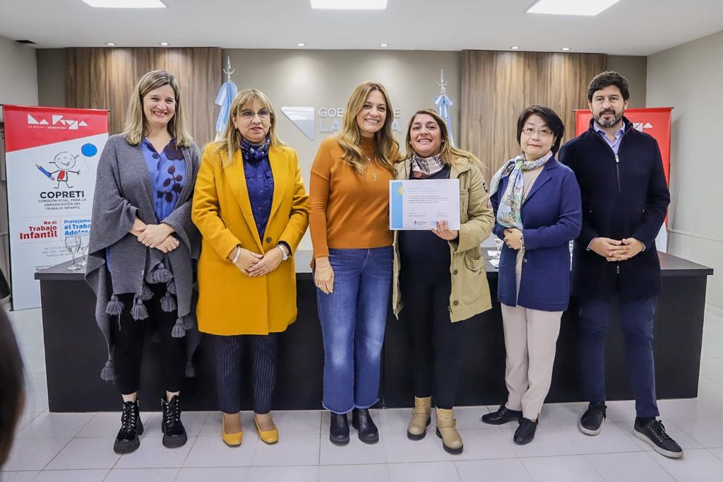 SecTrabajoAR's tweet photo. 📍 #LaRioja

La subsecretaria de Políticas de Inclusión, @crosscecilia, entregó certificados a promotoras y promotores territoriales de infancias libres de trabajo infantil en el marco del Programa de Fortalecimiento Federal para la Erradicación del Trabajo Infantil del #MTEySS👏 https://t.co/nQlay94mS2