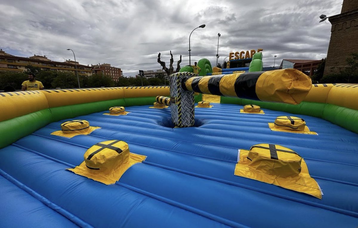 Nuestro escape de más de 60m de largo ha recibido nuevas incorporaciones en esta temporada que no os habíamos enseñado. Se trata en dos módulos adicionales muy divertidos de equilibrio y habilidad. ¡Además ya podemos incorporar una barredora gigante al circuito!

#activasur