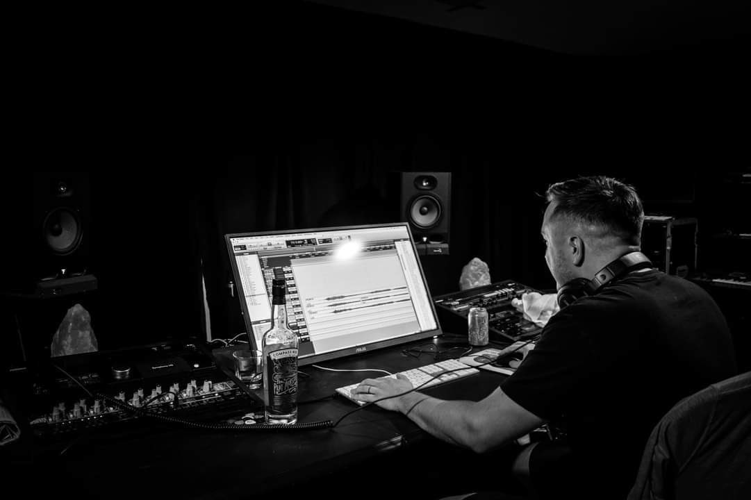 Renatus_Tx's tweet photo. ANNOUNCEMENT: 6/19/23 we are heading to KC Missouri to record our new EP with @AmericanJosh. We will have studio updates so check us out!! 

Spotify link: https://t.co/Ow4Ix6etKn

Merch site: https://t.co/oKNmBAUjZ7

#heavymetal #300bpm #guitartunes #blastbeat #studio #kansascity https://t.co/UH9HnmjPUV