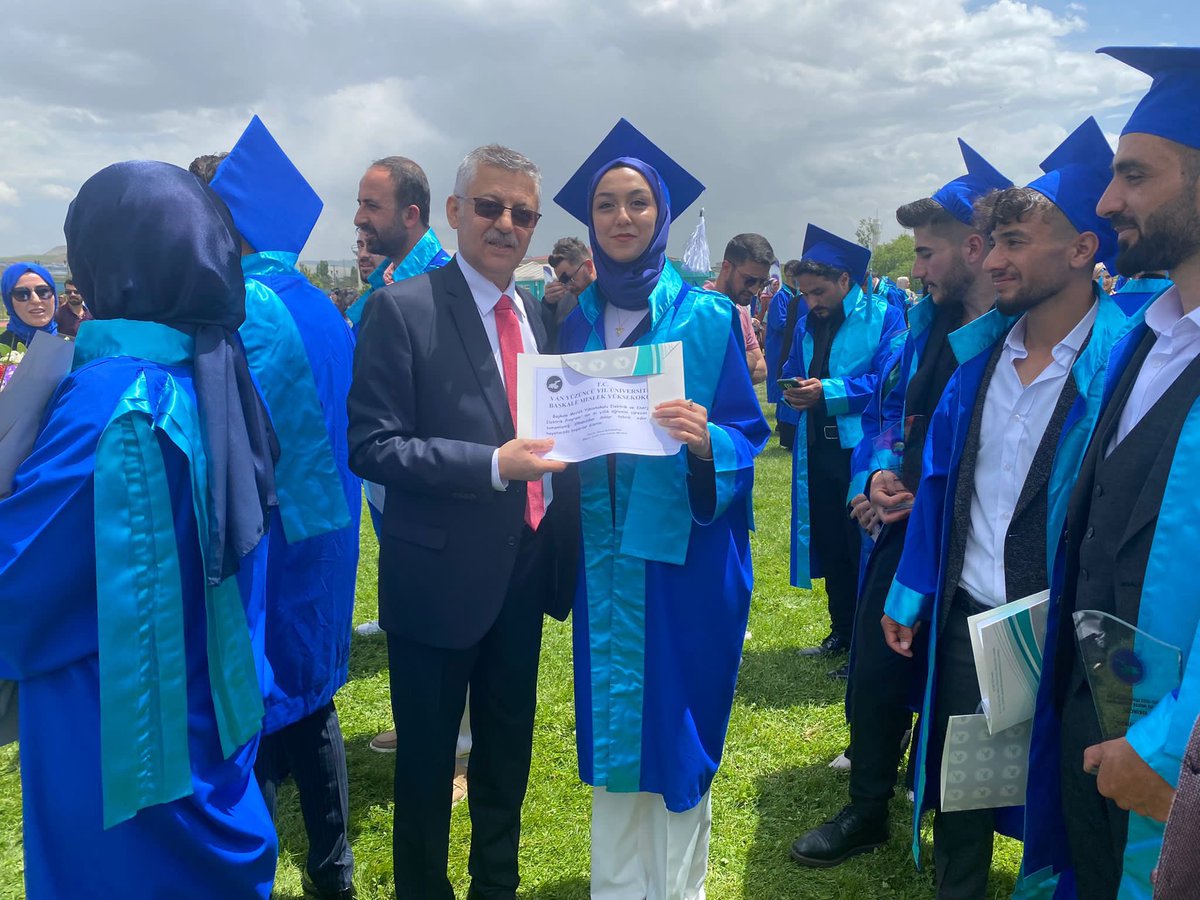 Van YYÜ Meslek Yüksekokulları 2022-2023 Akademik yılı Mezuniyet töreni gerçekleştirildi.Mezun olan tüm Öğrencilere başarılar dilerim.Yolları ve bahtları açık olsun.