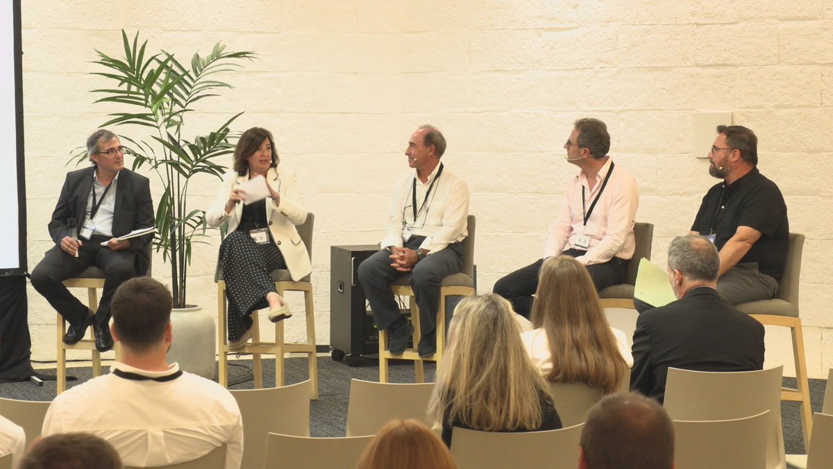 #XIIIJornadaTécnicaASEFMA <a href="/lmiranda01/">Lucía Miranda Pérez</a> pregunta a los responsables de las Diputaciones sobre si se sienten apoyadas por el sector y les invita a conocer las tecnologías con emulsión, en particular el reciclado in situ con emulsión como técnica muy sostenible y eficaz.