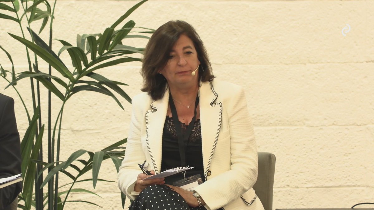 ateb_es's tweet photo. #XIIIJornadaTécnicaASEFMA @lmiranda01 pregunta a los responsables de las Diputaciones sobre si se sienten apoyadas por el sector y les invita a conocer las tecnologías con emulsión, en particular el reciclado in situ con emulsión como técnica muy sostenible y eficaz. https://t.co/C2Ie9gtv3P