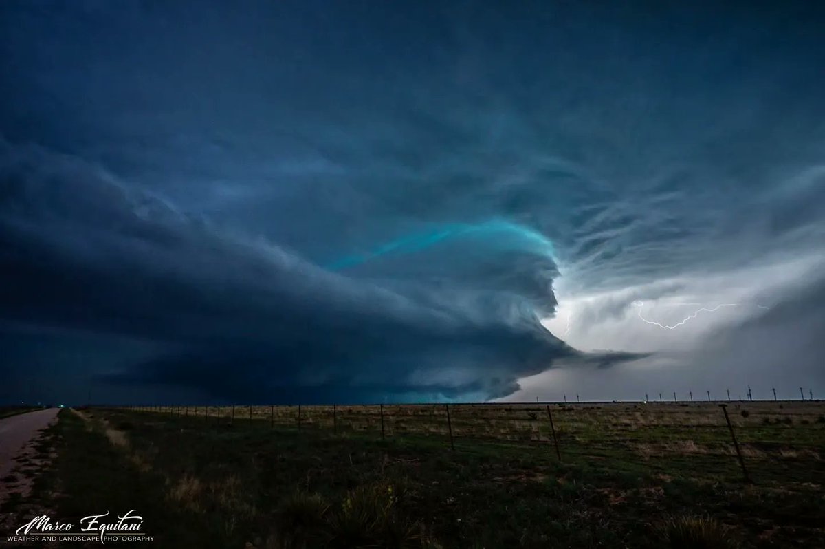 Stunning #supercell in San Jon, #NewMexico by @marco_equitani. Taken on May 24, 2023 ⚡ Follow @xWxClub for more #storm photos from around the world

#NMwx #TornadoAlley #GreatPlains #wxtwitter @spann @JimCantore @ReedTimmerAccu @StormHour @ThePhotoHour