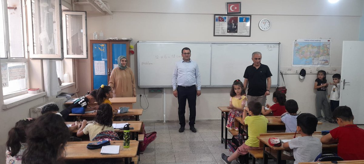 İlçe milli eğitim müdürümüz @dogan_azz , 1.sınıf öğrencilerimiz ve sınıf öğretmenleri Leyla Akman Gürbüz'ün yürüttüğü 'Su Hayattır -Water is Life ' adlı e-twinnig projesinin sergisine katıldı. @Diyarbakirmem @Murat4Kucukali @argediyarbakir @bismilmem