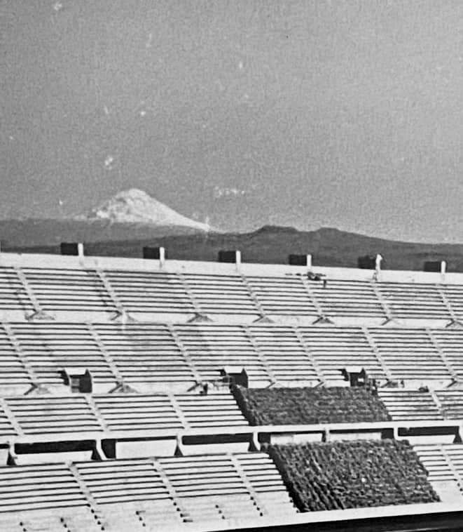 El volcán Popocatépetl visto desde las gradas del nuevo estadio Azteca en 1966
#mexdelrecuerdo #azteca #Ayer