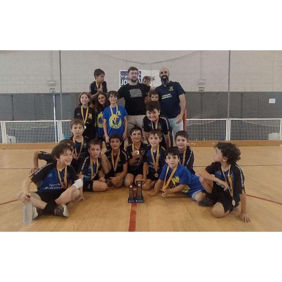 Aquí passem fotos dels nostres jugadors del Torneig Internacional Ciutat de Banyoles. 
El divendres els nens d'iniciació van fer una fantàstica exhibició i s'ho van passar pipa! 
Destaquem la 2a posició del benjamí A, la 3a del prebenjamí i la 5a del benjamí B.
Felicitats a tots!