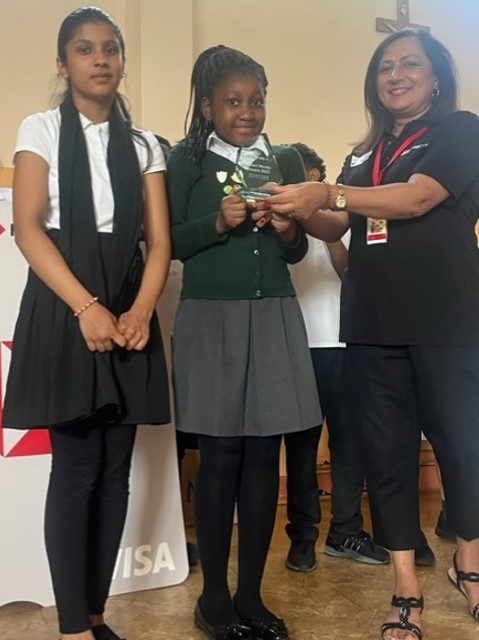stpatsprimary's tweet photo. For the last two days our children have been taking part in workshops organised by HSBC. This afternoon the school was presented with a 'Smart Money' Award by Manjit Banga for the support of financial education for young people. #hsbc #hsbcfinancialeducation https://t.co/VR31OpiMCu