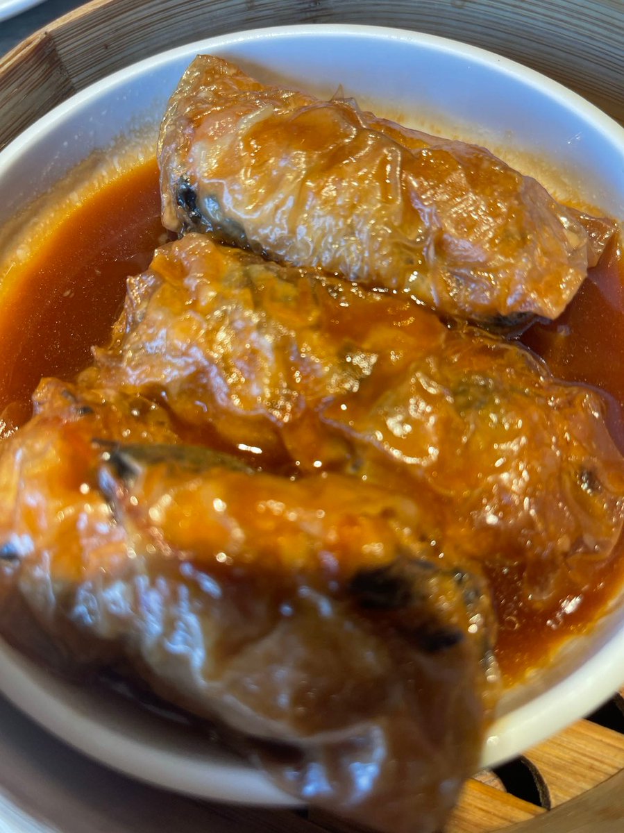 美食名称：
菠萝咕咾肉，桂花糖藕，
翡翠炒白玉，腐皮卷。