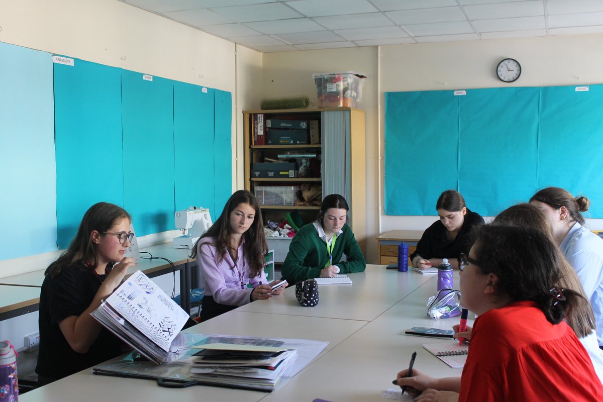 PipersArts's tweet image. It was great to see Piper Alumna, Emily Painter today. She brought in some of the work she has completed during her first year studying Textiles Design at Falmouth University. Year 12 were interested to see it and ask about life beyond Pipers! #PiperSixthform #PipersInpire