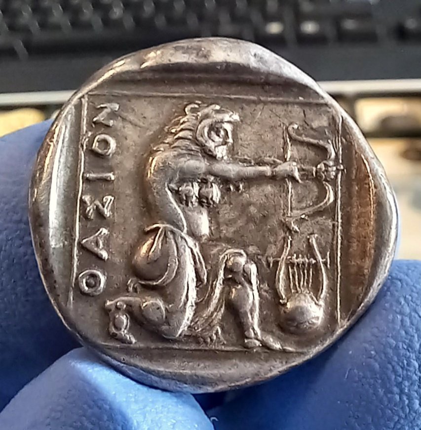 Il est costaud💪 cet #Héraclès🦁 archer 🏹  des Thasiens !

Tétradrachme de Thasos (#Thrace), vers 404-355 av. J.-C.
#Greek #numismatics <a href="/laBnF/">La Bibliothèque nationale de France</a>