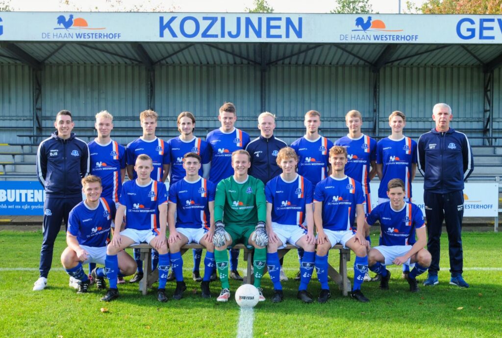 Promotie naar de hoofdklasse lonkt nog steeds voor ons 2e ⚽☀️ zaterdag spelen <a href="/BaukeJan_/">Bauke Jan Stuursma</a> en zijn team op neutraal terrein tegen Blauw Wit 2. Sportpak De Moune van <a href="/SCTwijzel/">SC Twijzel</a> is komende zaterdag om 12.30 uur dé plek om te zijn! Afgelopen zaterdag wonnen we 2-1 van <a href="/fcburgum/">FC Burgum</a> 💪🎉
