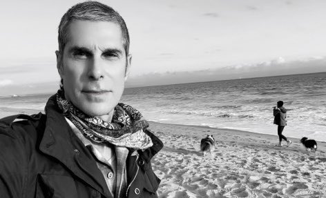 perryfarrell's tweet image. West Coast offices with a daily smooch with @EttyLauFarrell 

Storm, Cloud, and I, digging the new paint job on the lifeguard towers in L.A

#perryfarrell #ettylaufarrell #losangeles #beach