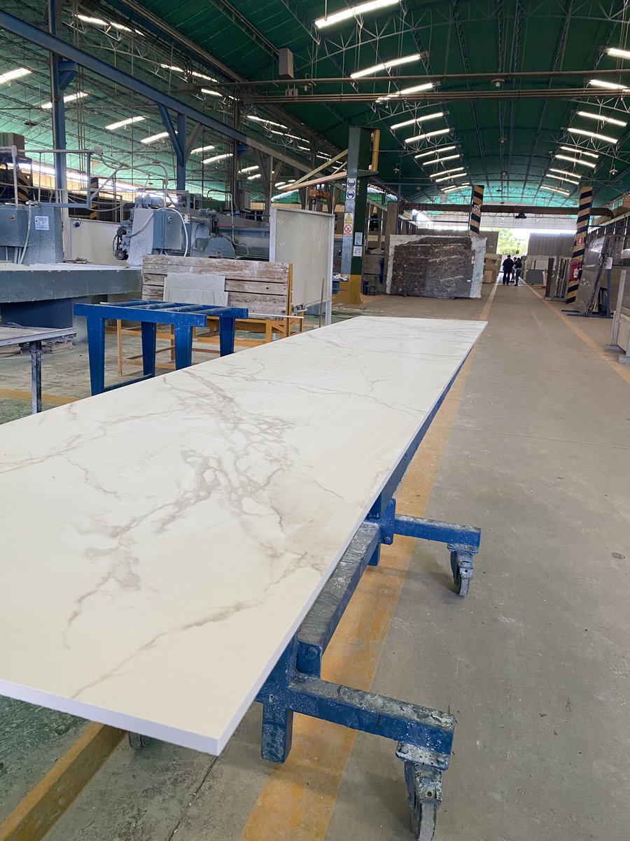 En nuestra planta puedes vivir la experiencia Marmoca, desde la transformación de la lámina. 

Cada material pasa por un proceso de la mano de profesionales.