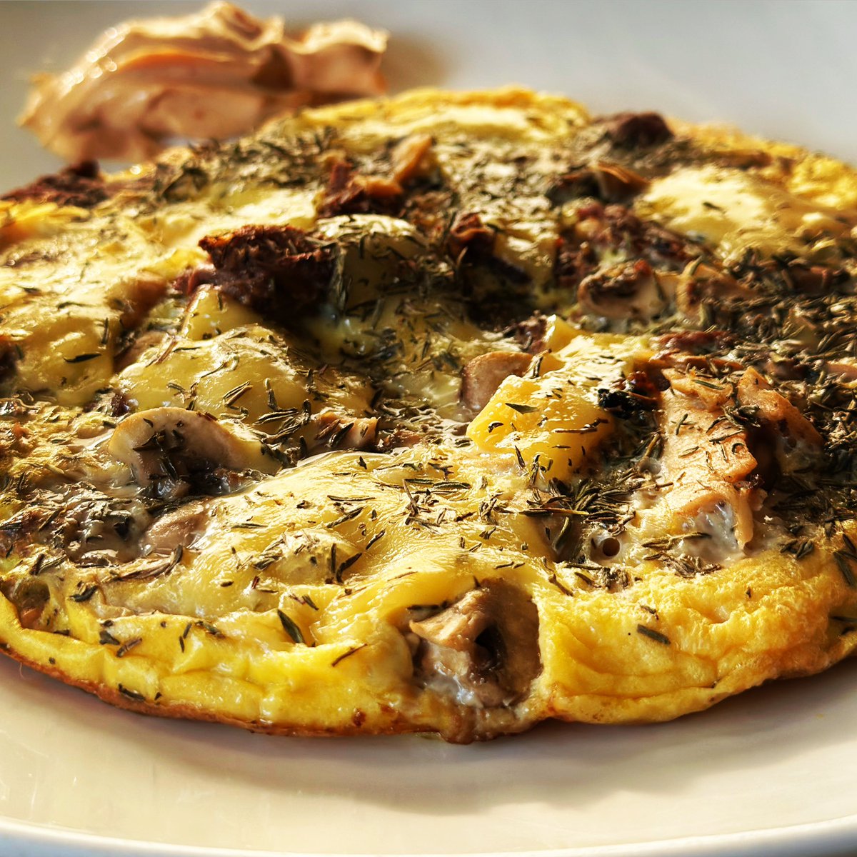 NigeYC's tweet photo. For dinner I made a plant based steak and chicken omelette, cooked with mushrooms, thyme and a little vegan applewood smoked cheese. It was something else 🤤 #meatfreemeals #nomeatnoproblem #plantbasedfood #plantbaseddiet https://t.co/lD6hHZd9C1