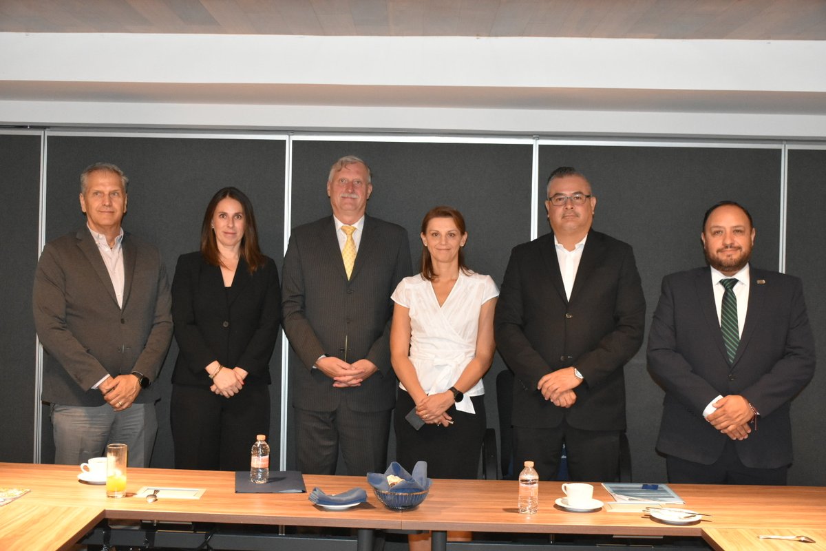 sedecoslp's tweet image. Personal de la #SEDECO, se reunió con el Embajador de la #RepúblicaChecaEnMéxico, Zdenêk Kubánek y con Zuzana Stiborová, Jefa de la Sección Económica y Comercial, además de con los presidentes de los Clústers de S.L.P. @jc_valladares @GobEdoSLP @ClusterAutSLP @CLSLP_AC