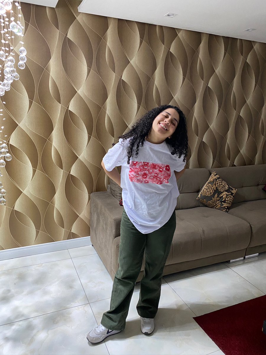 suucrilhoos's tweet photo. pedi pra let fazer uma arte para o dia dos namorados naquele estilo bem brega só que eu não sabia era que a minha namorada também ia fazer uma pra mim… e ela fez com todos os beijinhos dela na blusa 🥺 https://t.co/GrhJdsMuq8