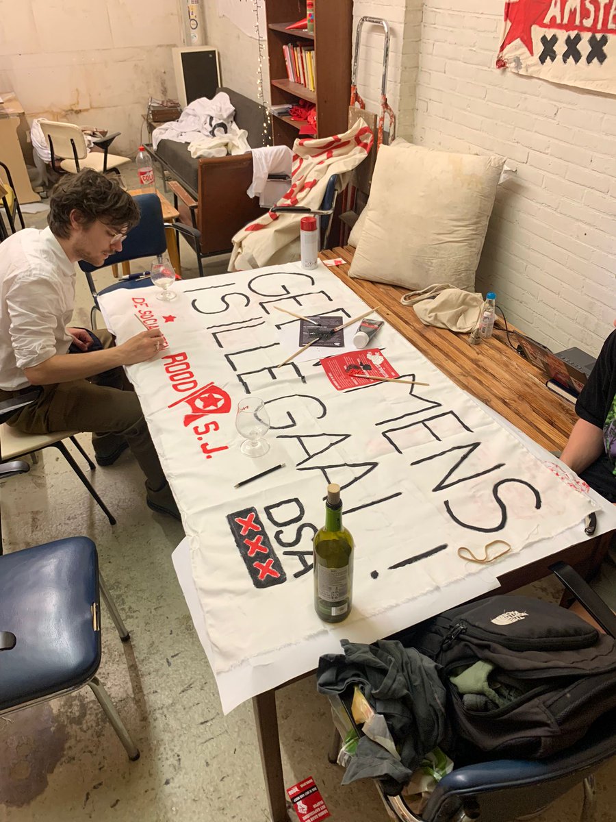 Zondag 18 Juni om 14:00 op de dam: nationale demo voor rechten van vluchtelingen en migranten. Sluit je aan bij ons blok en wie mag jij ook wapperen met deze mooie banner!