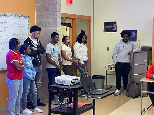 DunbarHSDC's tweet image. This past week at Dunbar has been special. We&apos;ve had many activities and partners invest in the wellbeing of our students. @Deloitte and @CollegeBoundInc  spoke to our 9th grade academy for Impact Day.  As we #redesign high school, we will continue to give our students new…
