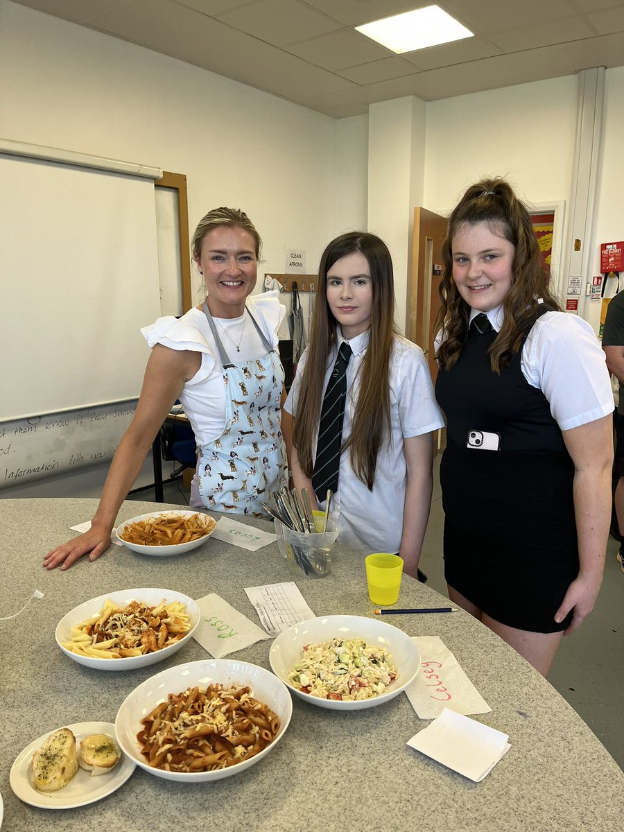 Mrbrownpupilsu1's tweet photo. Difficult job food testing in our @DuncanrigScndry  @DuncanrigHomeEc  department today. I suppose someone had to do it…😉☺️. Well done to our amazing young chefs! https://t.co/WmpnO9BpLt