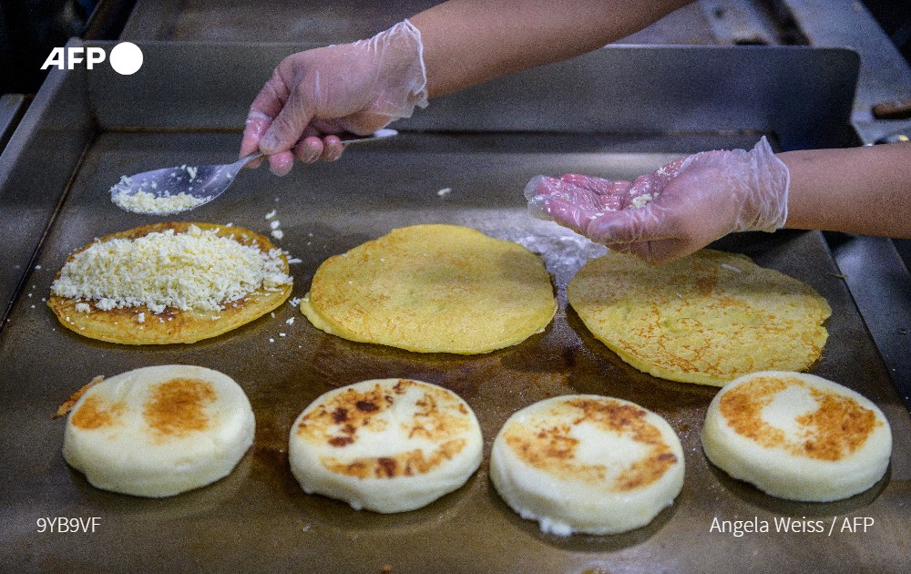 AFP's tweet photo. From the streets of Caracas to trendy eateries in New York, Paris and Tokyo, the arepa, a humble cornmeal flatbread, is riding a wave of Venezuelan emigration and feeding a craving for exotic and gluten-free food.

➡️ https://t.co/WOuhxe0sZf https://t.co/leKjlv37t6