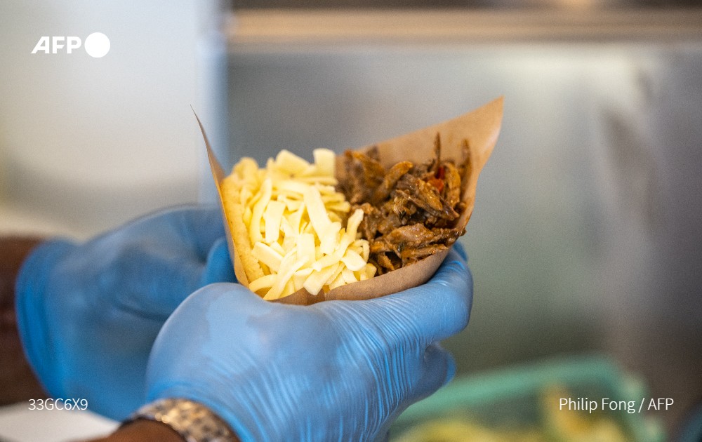 AFP's tweet photo. From the streets of Caracas to trendy eateries in New York, Paris and Tokyo, the arepa, a humble cornmeal flatbread, is riding a wave of Venezuelan emigration and feeding a craving for exotic and gluten-free food.

➡️ https://t.co/WOuhxe0sZf https://t.co/leKjlv37t6