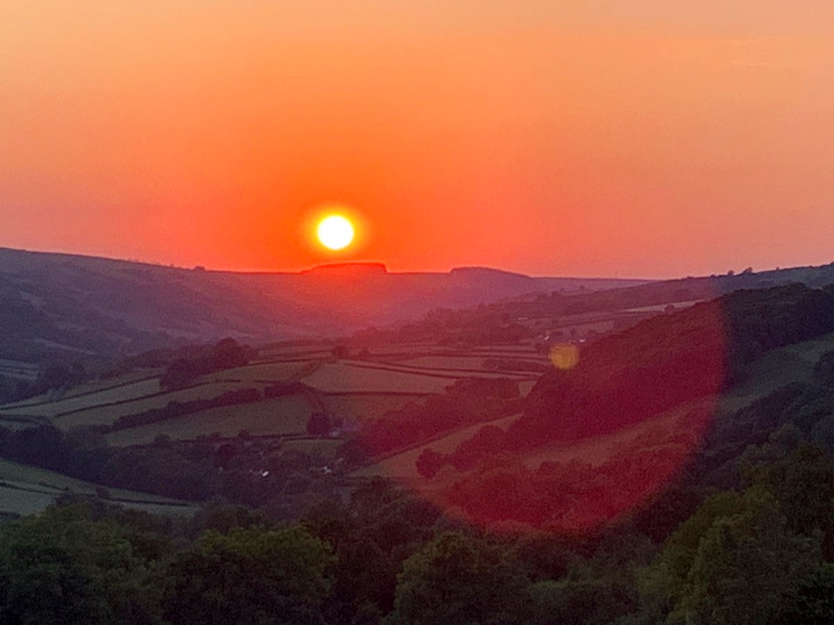 Stunning sunsets this week in the Brecon Beacons Bannau Brycheiniog @DerekTheWeather